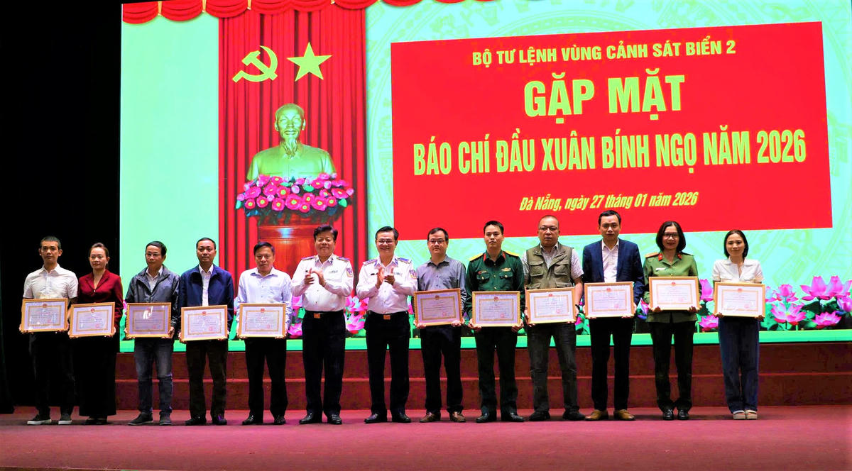 Bộ Tư lệnh Vùng Cảnh sát biển 2 giấy khen cho 13 tập thể cơ quan báo chí. Ảnh: Chí Đại.