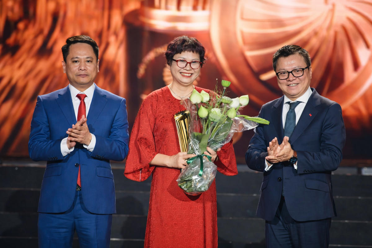 Ông Lê Quốc Minh, Ủy viên Trung ương Đảng, Phó Trưởng Ban Tuyên giáo và Dân vận Trung ương, Chủ tịch Hội Nhà báo Việt Nam và Nhà báo Trương Thành Trung - Bí thư Đảng ủy, Tổng Biên tập Báo Đại đoàn kết công bố giải thưởng hạng mục "Tinh hoa cống hiến". 