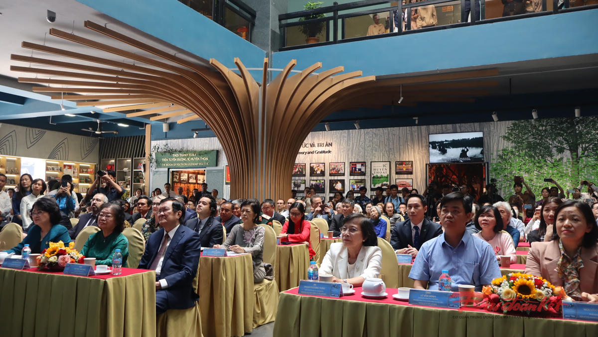 Các lãnh đạo, nguyên lãnh đạo Đảng, Nhà nước và TP Hồ Chí Minh tham dự lễ khai mạc trưng bày. Ảnh: Hồng Phúc.