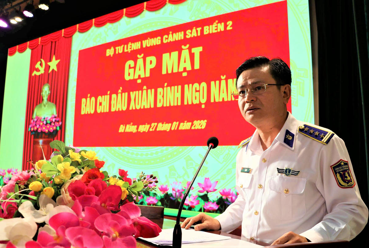 Đại tá Lê Huy, Chính ủy Vùng Cảnh sát biển 2 chủ trì buổi gặp mặt báo chí. Ảnh: Nguyễn Tín.