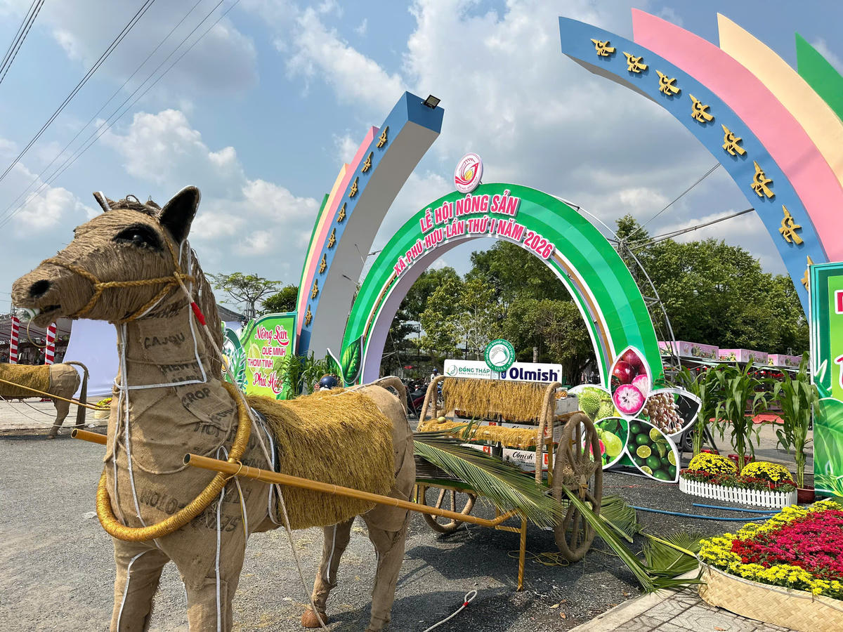 Khai mạc Lễ hội Nông sản Phú Hựu lần thứ I năm 2026. Ảnh: Trung Ngãi.