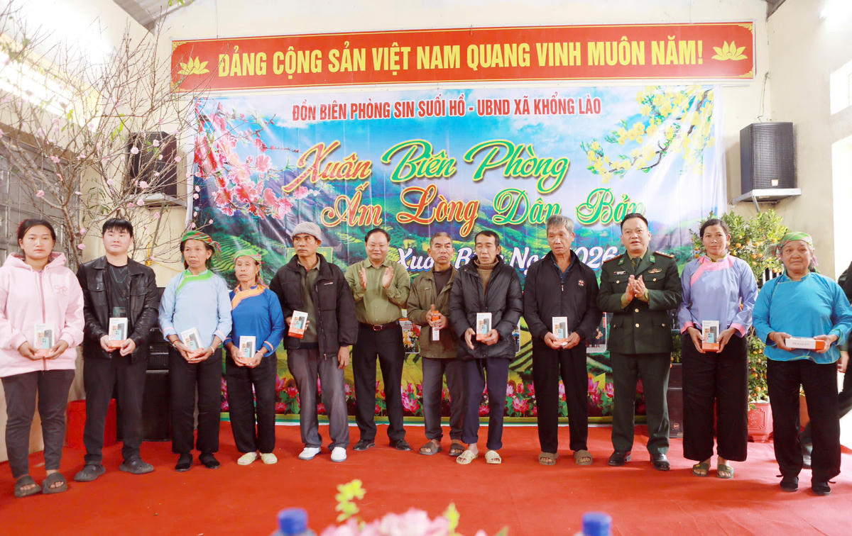 Tặng điện thoại cho bà con. Ảnh: Thu Thủy.