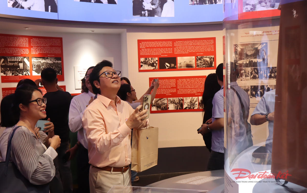 Đại biểu tham quan trưng bày. Ảnh: Hồng Phúc.