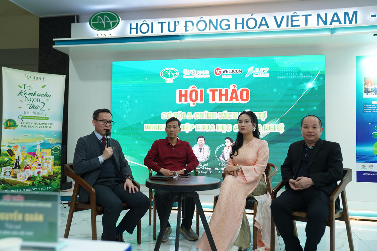 Các diễn giả trao đổi tại hội thảo.