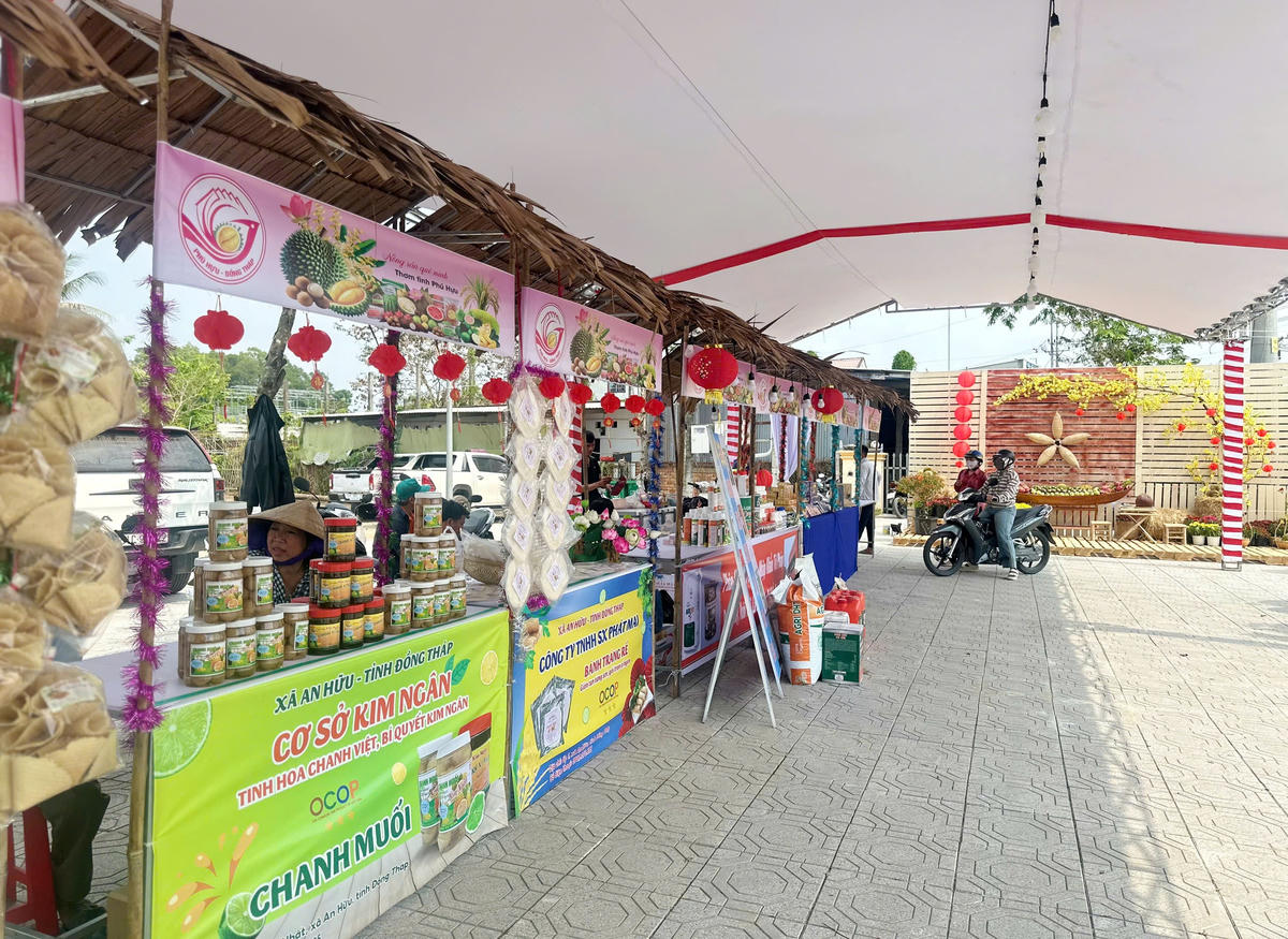 Lễ hội năm nay thu hút trên 30 đơn vị tham gia, với khoảng 80 gian hàng trưng bày. Ảnh: Trung Ngãi.