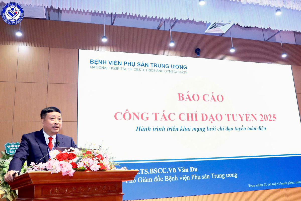 PGS.TS.BS Vũ Văn Du – Phó Giám đốc Bệnh viện Phụ Sản Trung ương báo cáo kết quả công tác chỉ đạo tuyến chuyên ngành Phụ sản năm 2025; Định hướng phương hướng chỉ đạo tuyến năm 2026 phù hợp với yêu cầu thực tiễn. Ảnh: BVCC.. 