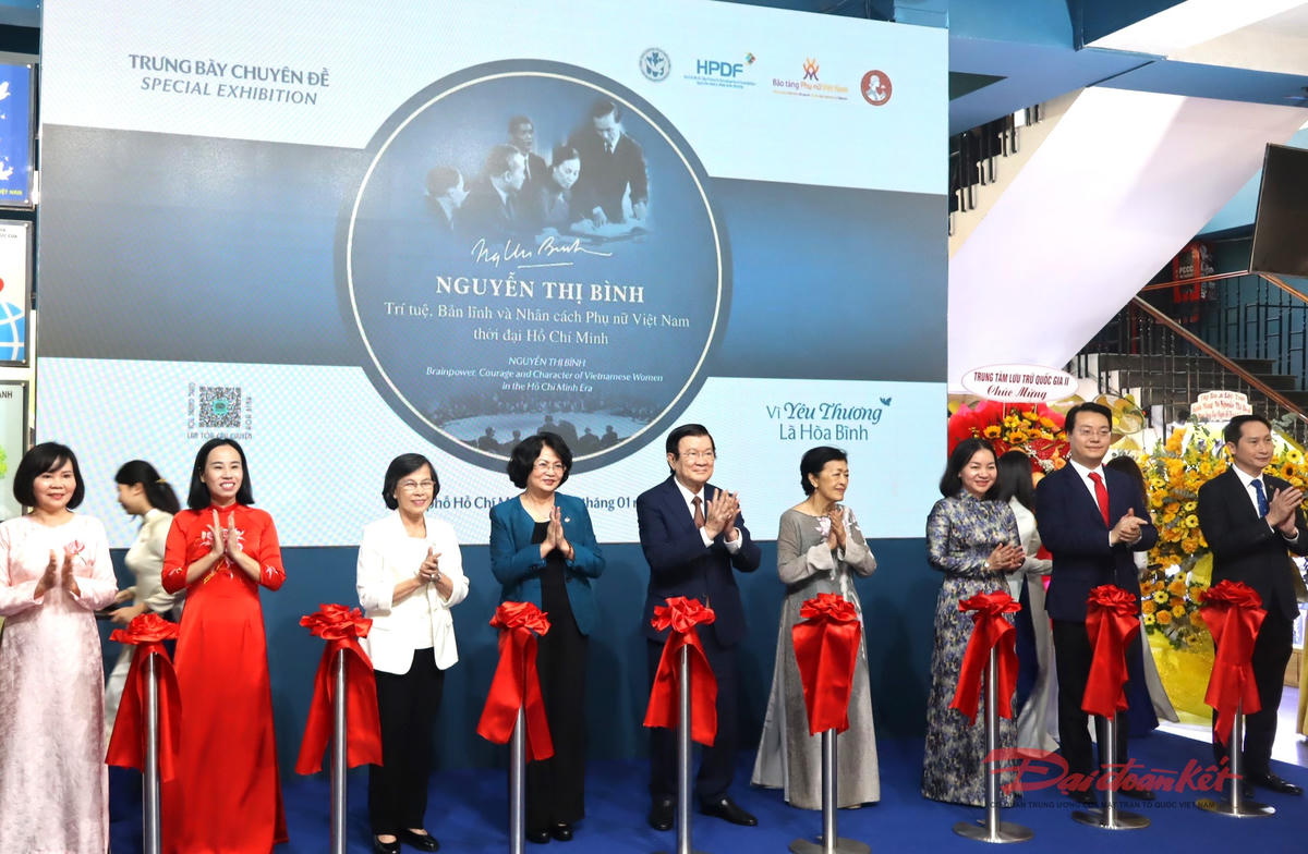 Lễ cắt băng khai mạc trưng bày. Ảnh: Hồng Phúc.