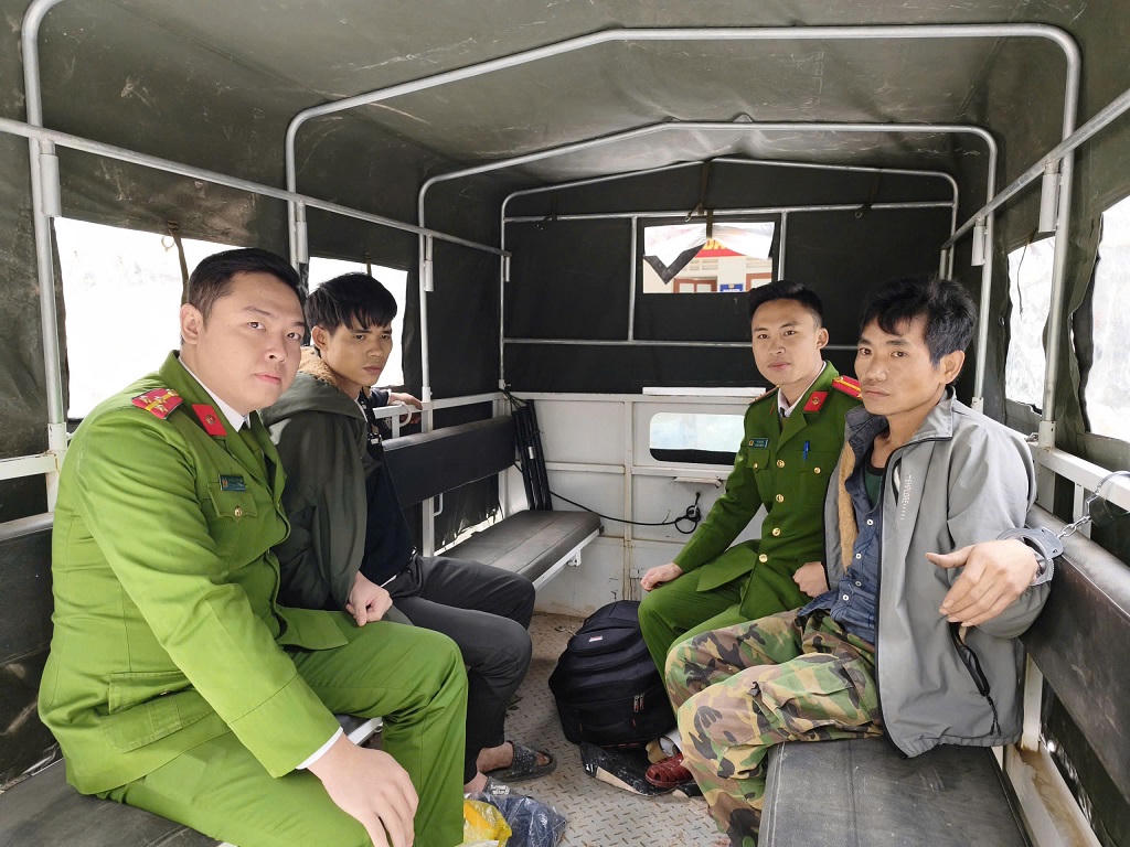 Lực lượng chức năng áp giải đối tượng Kha Văn Phôm về trụ sở. Ảnh: Công an tỉnh Nghệ An