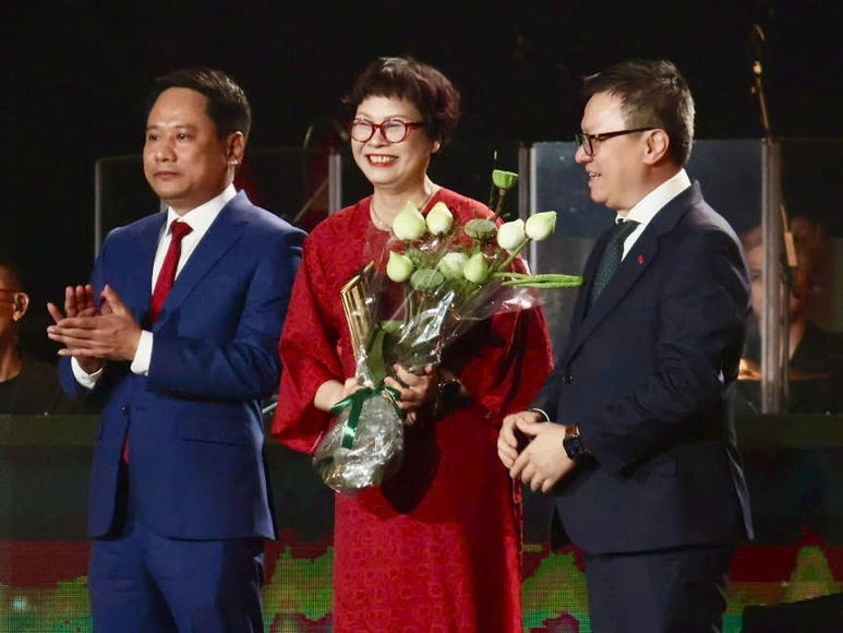 Ông Lê Quốc Minh, Ủy viên Trung ương Đảng, Phó Trưởng Ban Tuyên giáo và Dân vận Trung ương, Chủ tịch Hội Nhà báo Việt Nam và Nhà báo Trương Thành Trung - Bí thư Đảng ủy, Tổng Biên tập Báo Đại đoàn kết công bố giải thưởng hạng mục 