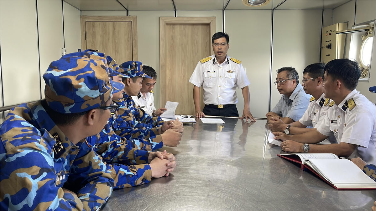 Đại tá Phạm Tiến Dũng, Phó Tham mưu trưởng Bộ Tư lệnh Vùng 2 Hải quân phát biểu tại buổi gặp gỡ. Ảnh: Đ.Xá. 