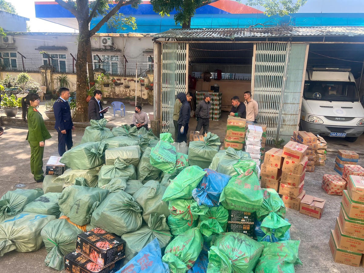 Lực lượng chức năng kiểm tra kho hàng của Lê Hải Minh và phát hiện&nbsp;3.790 kg thực phẩm không rõ nguồn gốc, xuất xứ. Ảnh: Công an Quảng Ninh