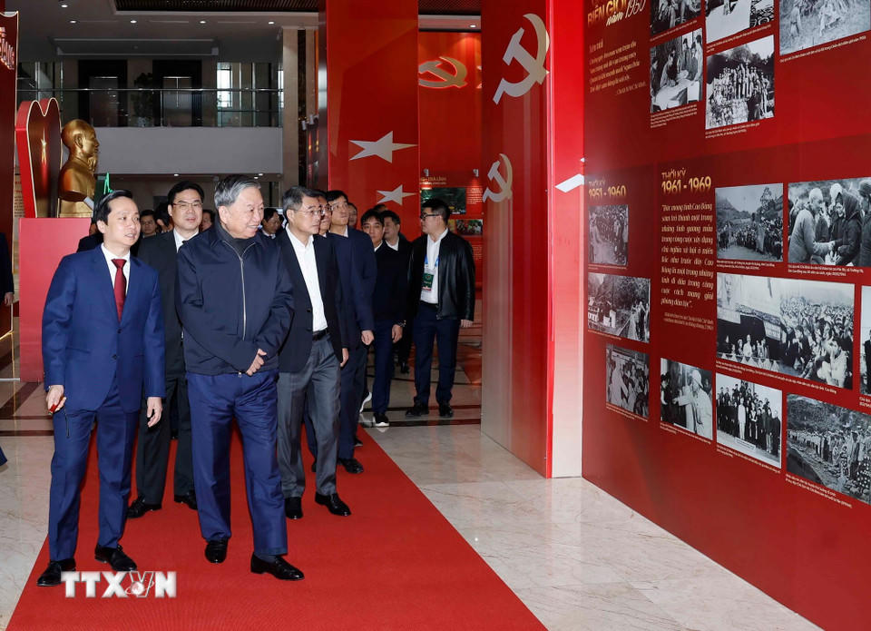 Tổng Bí thư Tô Lâm và các đại biểu tham quan không gian trưng bày ảnh về Ban Chấp hành Đảng bộ tỉnh Cao Bằng. (Ảnh: Thống Nhất/TTXVN).