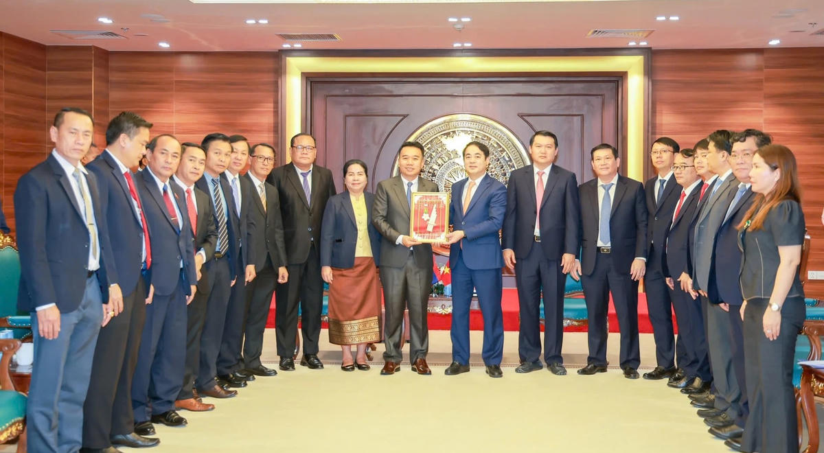 Ông Souksavanh Vilayvong cùng đoàn công tác tặng quà lưu niệm cho tỉnh Khánh Hoà. (ảnh X.H)