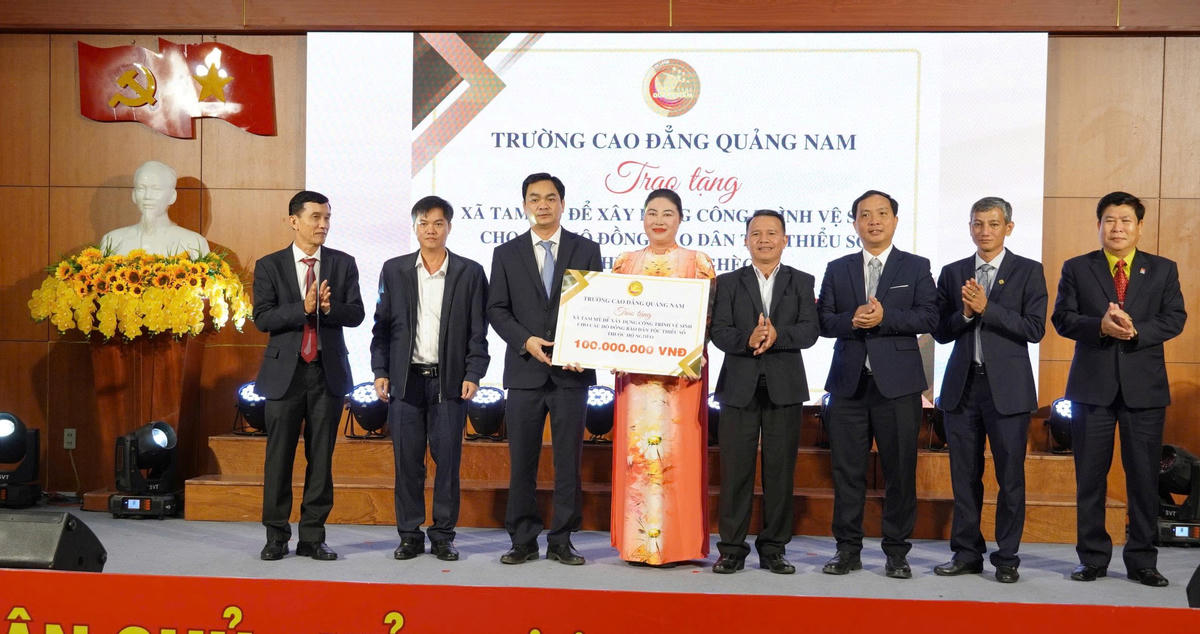 Trường Cao đẳng Quảng Nam trao tặng 100 triệu đồng xây dựng công trình cho đồng bào dân tộc thiểu số. Ảnh: Nguyễn Tín.
