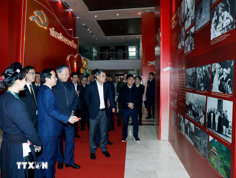 Tổng Bí thư Tô Lâm và các đại biểu tham quan không gian trưng bày ảnh về Ban Chấp hành Đảng bộ tỉnh Cao Bằng. (Ảnh: Thống Nhất/TTXVN).