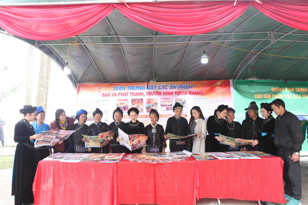 Bà con nhân dân xã Thàng Tín tham quan gian trưng bày các ấn phẩm của Báo và phát thanh, truyền hình Tuyên Quang. Ảnh: L.T