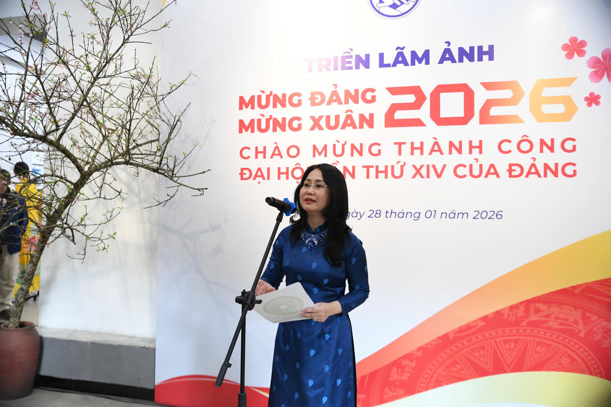 Bà Lâm Thị Phương Thanh - Thứ trưởng Thường trực Bộ Văn hóa, Thể thao và Du lịch phát biểu khai mạc triển lãm ảnh “Mừng Đảng, Mừng Xuân và chào mừng thành công Đại hội lần thứ XIV của Đảng”. Ảnh: Phạm Sỹ.