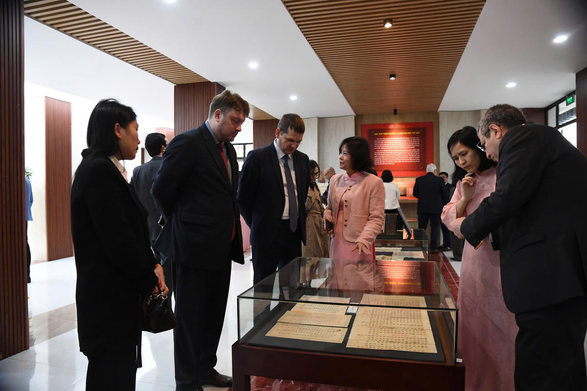 Các đại biểu tham quan không gian. Ảnh: Phạm Sỹ.