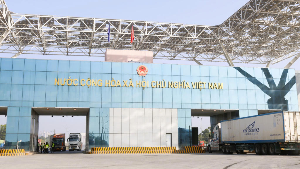 Hoạt động xuất nhập khẩu qua khu vực cầu Bắc Luân II, cửa khẩu quốc tế Móng Cái. 