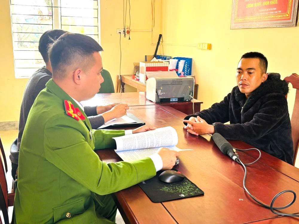 Đối tượng Sơn khai nhận đã lừa đảo trên 1 tỷ đồng. Ảnh: HC.