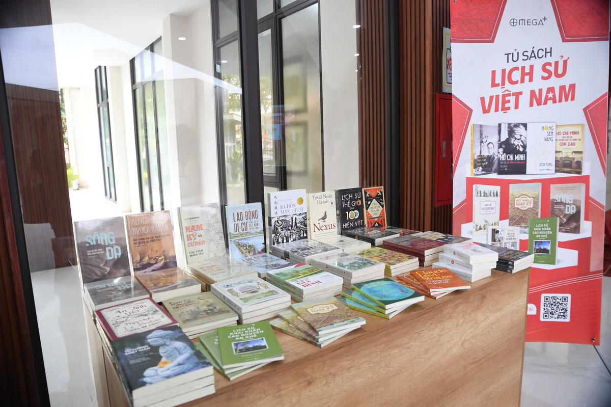 Không gian sách lịch sử Việt Nam. Ảnh: Phạm Sỹ.