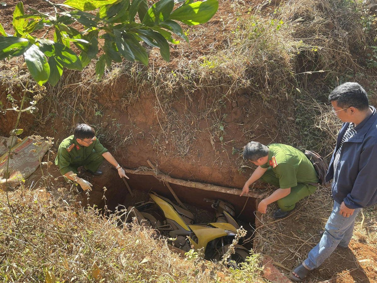 Lực lượng Công an tỉnh Gia Lai phát hiện chiếc xe máy 2 đối tượng cướp ngân hàng. Ảnh: CV.