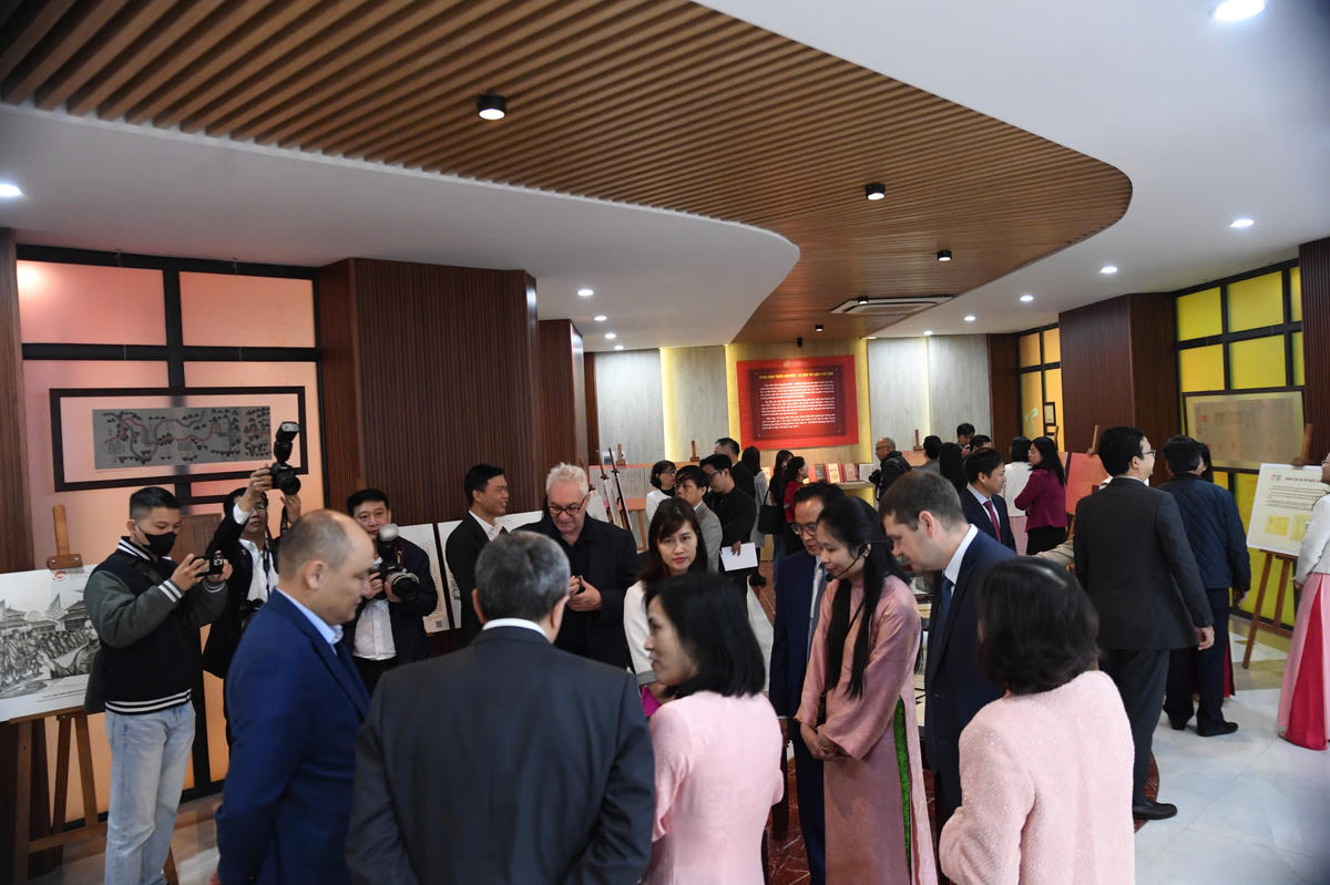 "Không gian giới thiệu di sản thế giới của Việt Nam và tài liệu lưu trữ quốc gia tiêu biểu” đã thu hút đông đảo công chúng. Ảnh: Phạm Sỹ.