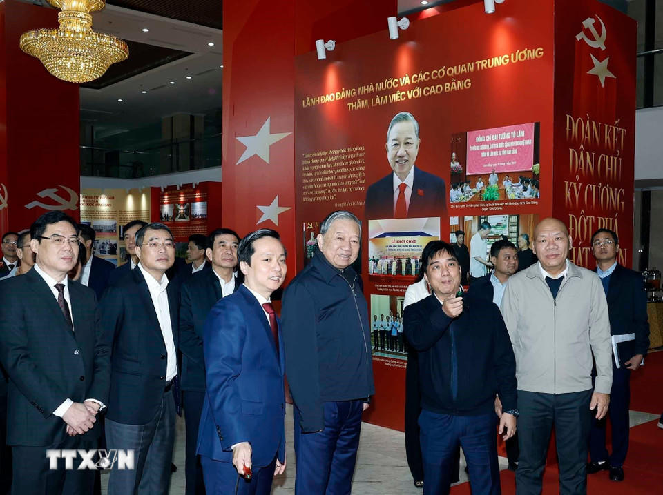 Tổng Bí thư Tô Lâm và các đại biểu tham quan không gian trưng bày ảnh về Ban Chấp hành Đảng bộ tỉnh Cao Bằng. (Ảnh: Thống Nhất/TTXVN).