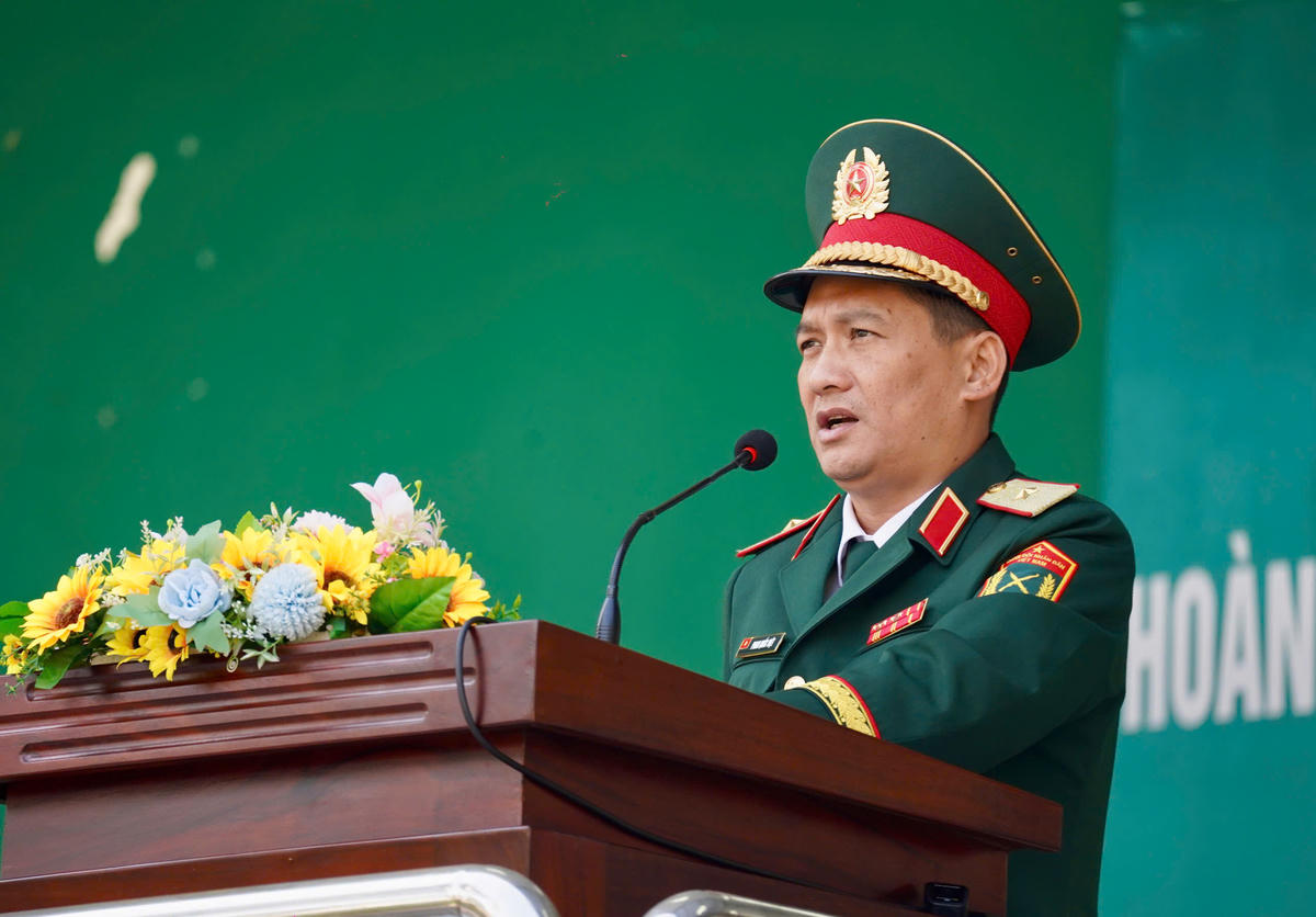 Thiếu tướng Phan Quốc Việt, Phó Tư lệnh, Tham mưu trưởng Bộ Tư lệnh TP Hồ Chí Minh phát biểu tại buổi lễ. Ảnh: Thuận Văn/PLO.