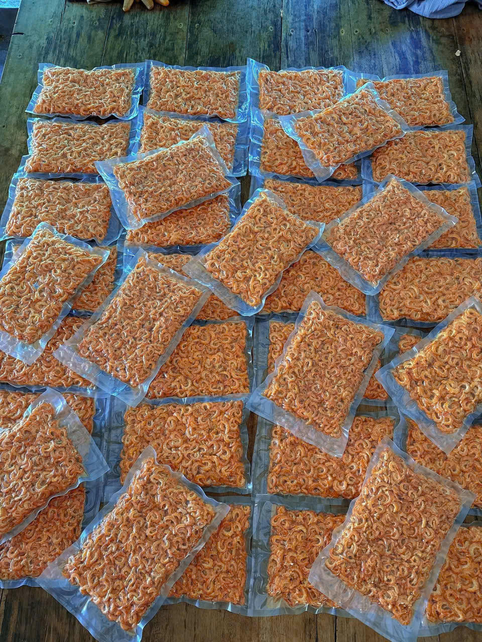 Tôm khô là mặt hàng được ưu chuộng vào dịp tết. Ảnh: Nguyên Du