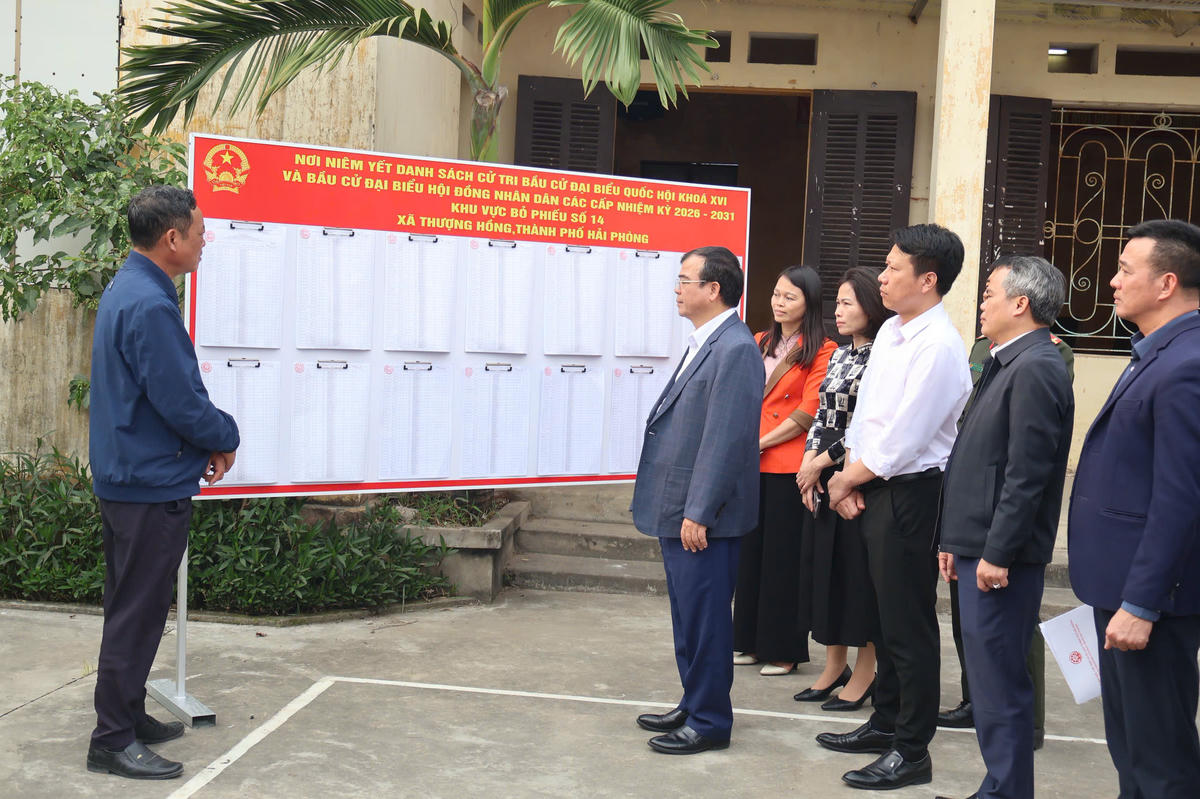 Ông Nguyễn Minh Hùng, Phó Chủ tịch UBND thành phố kiểm tra thực tế và chỉ đạo công tác chuẩn bị bầu cử đại biểu Quốc hội khóa XVI và đại biểu HĐND các cấp nhiệm kỳ 2026-2031 tại các xã: Yết Kiêu, Gia Lộc, Thượng Hồng và Bình Giang. Ảnh: NH. 