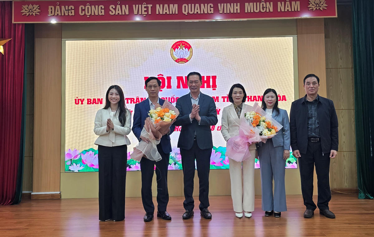 Ông Trịnh Tuấn Sinh, Phó Bí thư Tỉnh ủy, Chủ tịch Ủy ban MTTQ tỉnh cùng các lãnh đạo chủ chốt của Ủy ban MTTQ tỉnh Thanh Hóa tặng hoa chúc mừng cho bà Đỗ Thị Toán tại hội nghị. Ảnh: Nguyễn Chung.