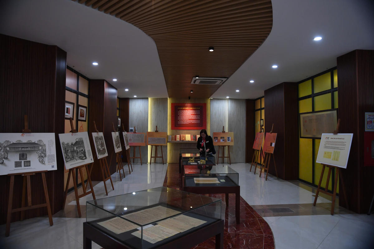 Không gian giới thiệu được thiết kế khoa học, hiện đại với 3 khu vực nội dung chính. Trong đó, không gian&nbsp;di sản tư liệu thế giới của Việt Nam và tài liệu lưu trữ quốc gia tiêu biểu sẽ mang đến cho công chúng trong nước và quốc tế một cái nhìn tổng quan, dễ tiếp cận về di sản tư liệu và tài liệu lưu trữ quốc gia, đồng thời, cho phép công chúng có thể tìm hiểu, tra cứu, tương tác và học tập từ tài liệu lưu trữ gốc thông qua các màn hình tương tác, tìm kiếm thông tin. Ảnh: Phạm Sỹ.