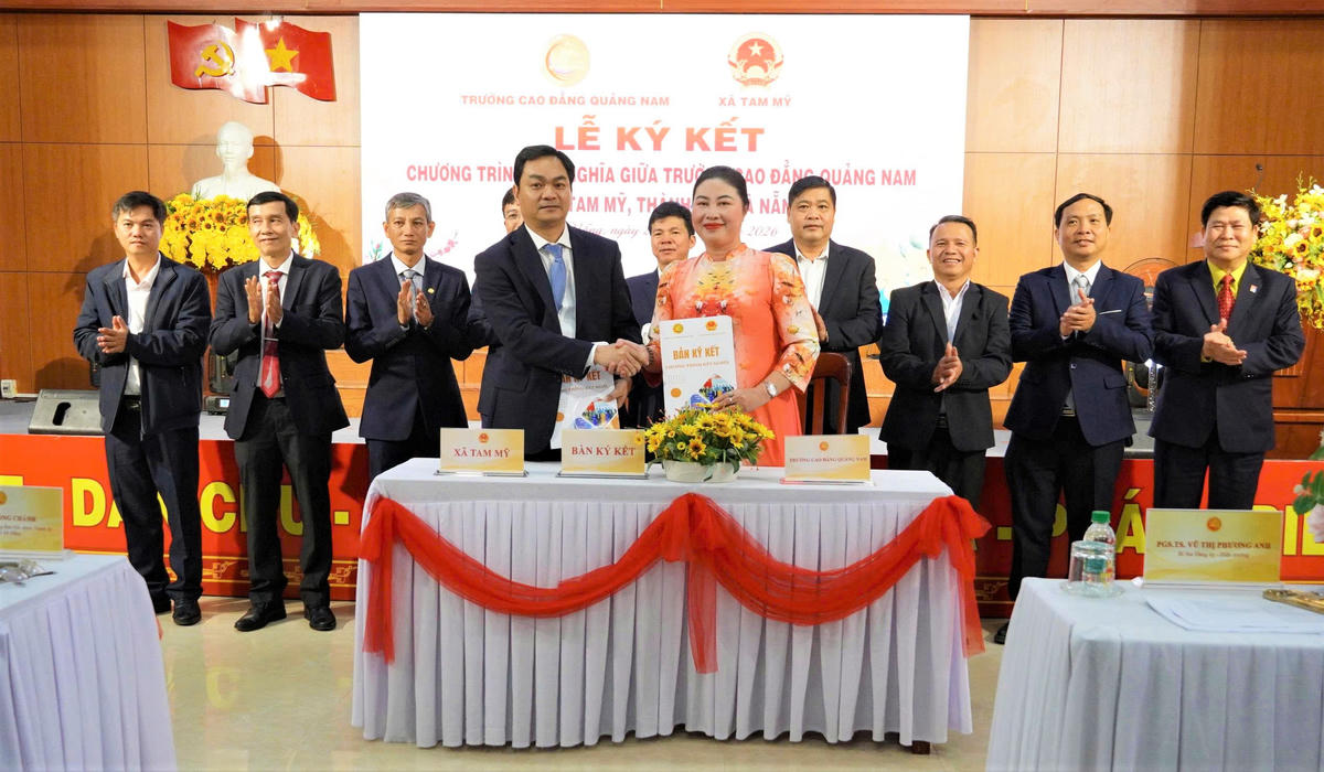 Trường Cao đẳng Quảng Nam và Đảng ủy xã Tam Mỹ ký kết biên bản hợp tác kết nghĩa giữa hai đơn vị. Ảnh: Chí Đại.