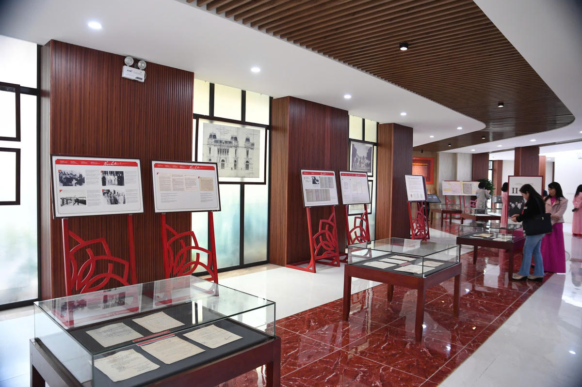 Việc ra mắt không gian giới thiệu này thể hiện rõ cam kết của ngành Lưu trữ trong việc cung cấp nguồn thông tin gốc xác thực, phục vụ nghiên cứu, giáo dục và lan tỏa các giá trị lịch sử - văn hóa đến cộng đồng trong nước và quốc tế. Ảnh: Phạm Sỹ.