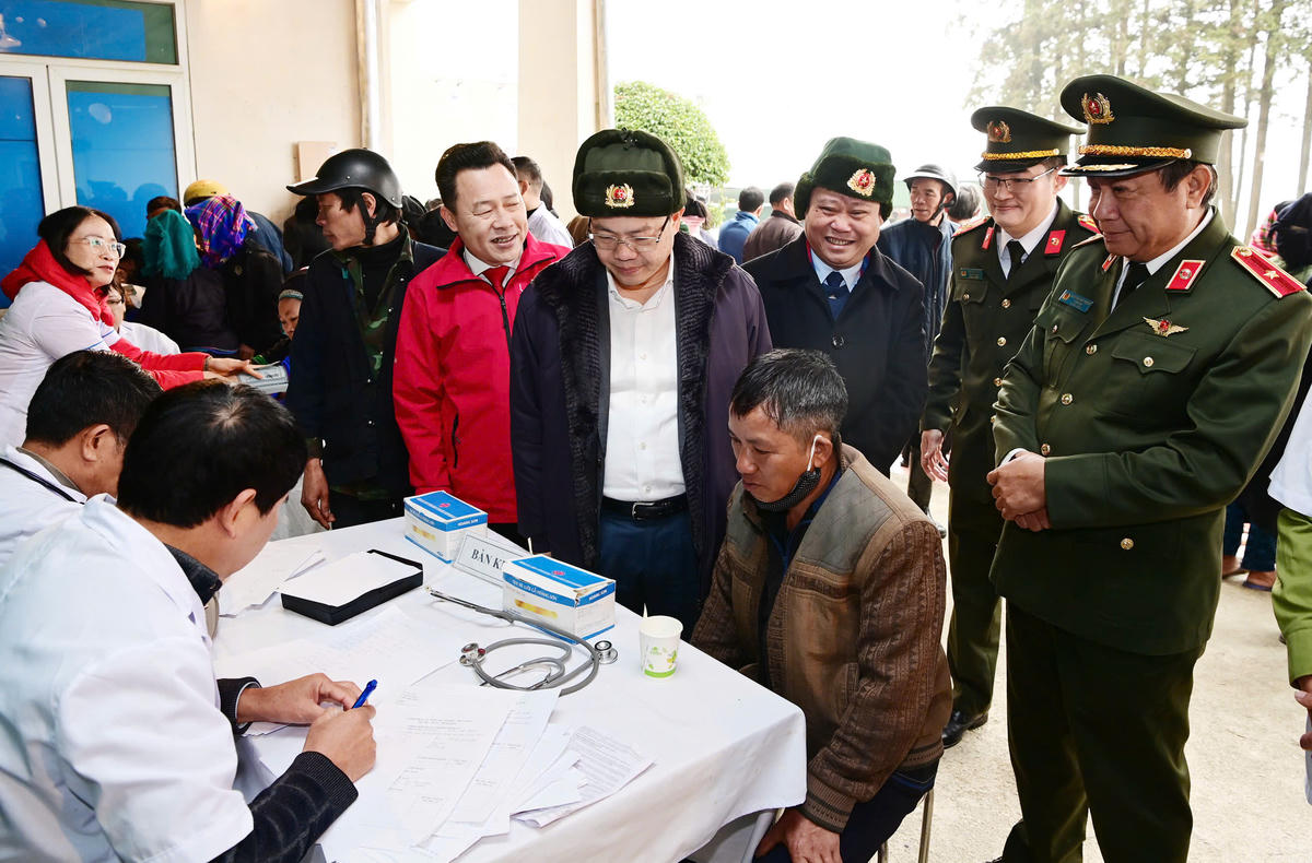 Lãnh đạo tỉnh Tuyên Quang tham quan nơi khám bệnh miễn phí tại chương trình. Ảnh: L.T