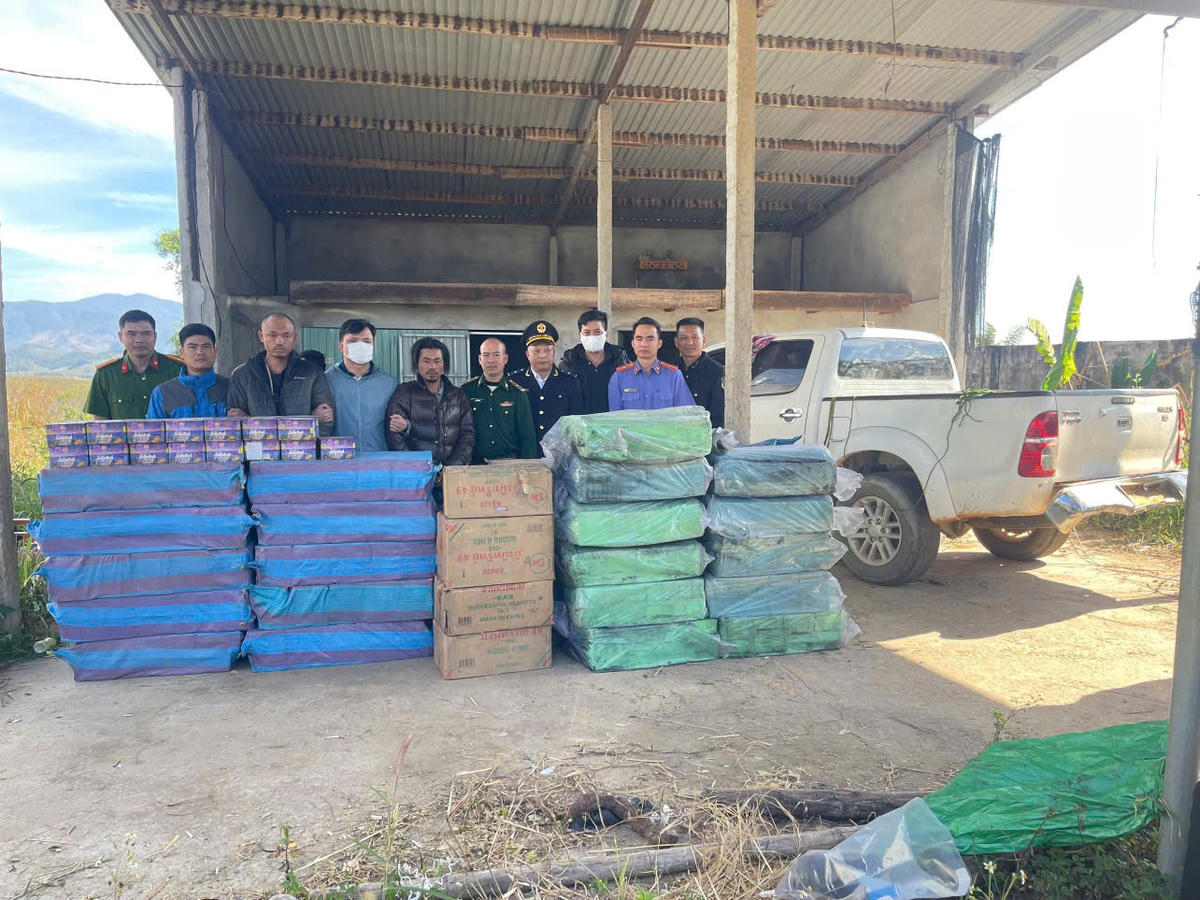 Lực lượng chức năng bắt giữ các đối tượng cùng tang vật pháo lậu với khối lượng khoảng 2.100kg. Ảnh: CV.