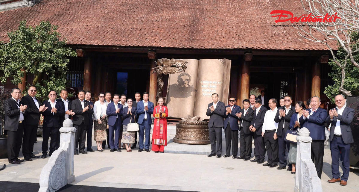 Đoàn đại biểu 2 nước chụp ảnh lưu niệm tại Khu di tích Kim Liên. 