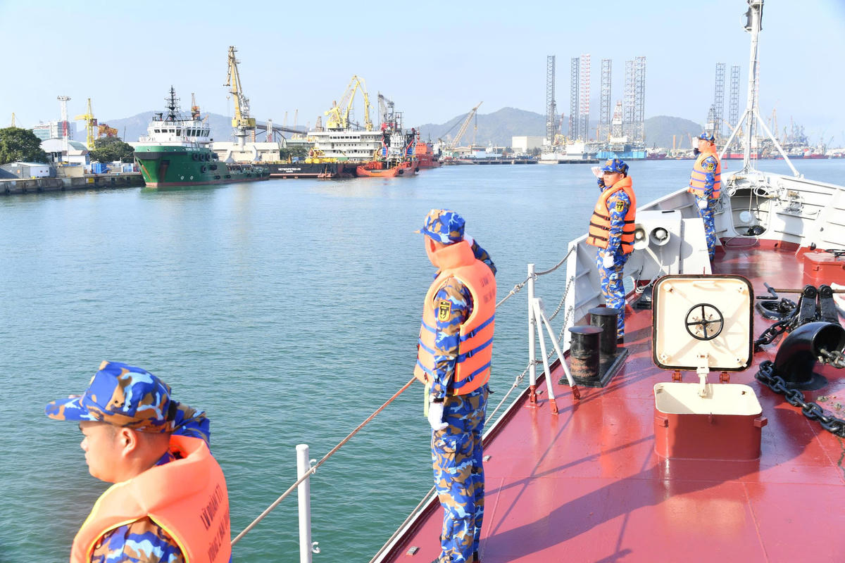 Cán bộ chiến sỹ trên Tàu 17 lúc rời cảng. Ảnh Văn Đường.