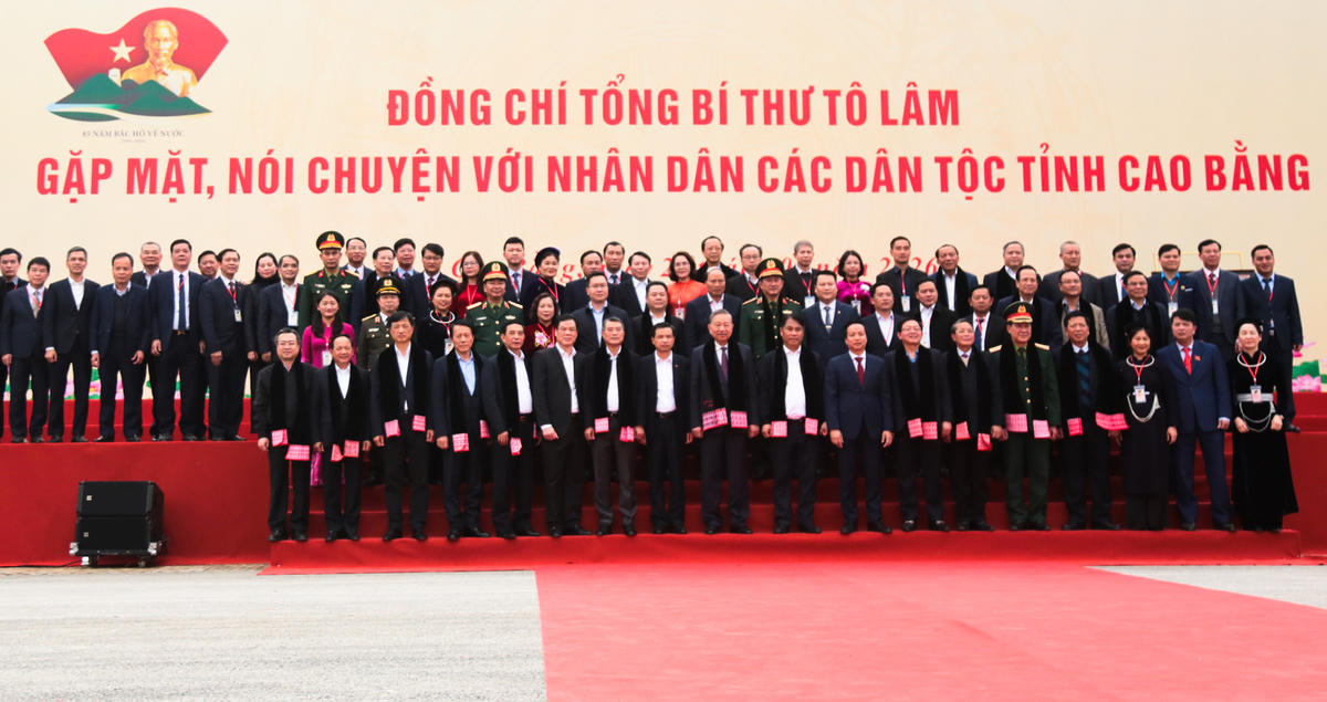 Tổng Bí thư Tô Lâm chụp ảnh lưu niệm cùng cán bộ, lãnh đạo Tỉnh ủy, HĐND, UBND, Ủy ban MTTQ Việt Nam tỉnh Cao Bằng. Ảnh: Hân Nguyễn.