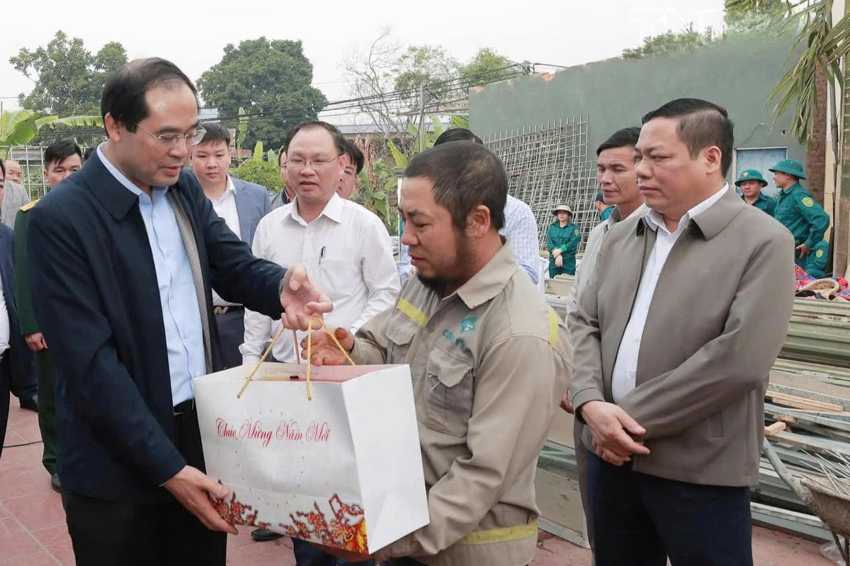 Bí thư Tỉnh ủy Thái Nguyên Trịnh Xuân Trường tặng quà động viên những người dân gương mẫu bàn giao đất xây dựng KCN. Ảnh: TN.