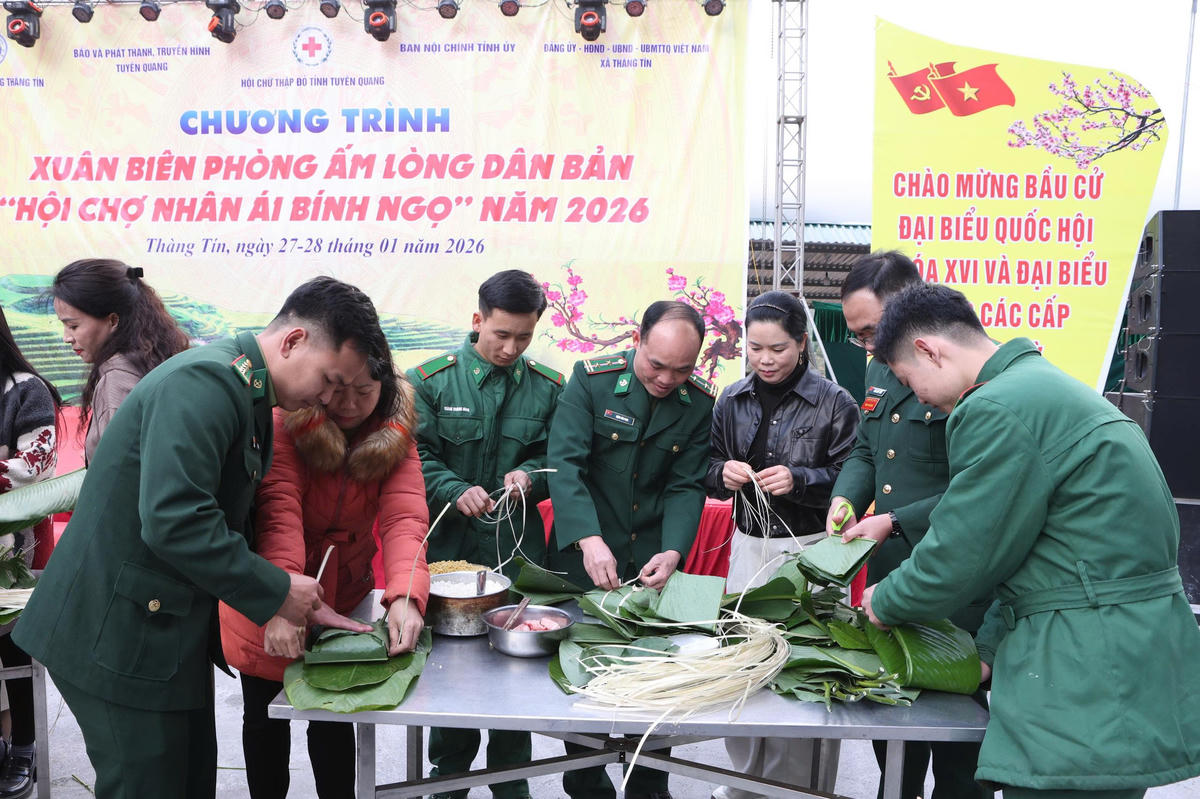 Quân và dân cùng nhau gói bánh trưng tết tại Chương trình. Ảnh: L.T