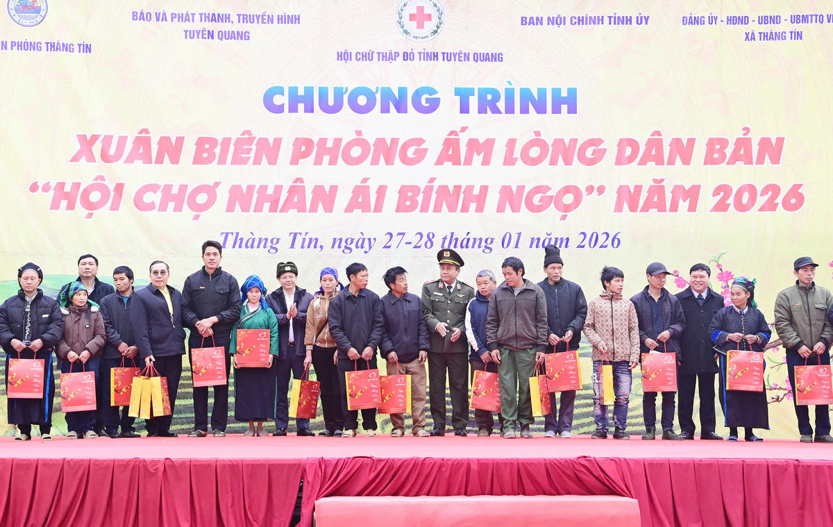 Phó Bí thư Tỉnh ủy, Chủ tịch HĐND tỉnh Tuyên Quang Nguyễn Văn Sơn và lãnh đạo tỉnh, các ban, ngành trao quà cho nhân dân xã Thàng Tín. Ảnh: L.T