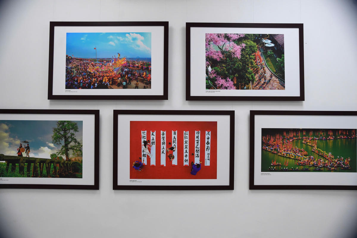 Những tác phẩm thể hiện vẻ đẹp thiên nhiên đất nước. Ảnh: Phạm Sỹ.