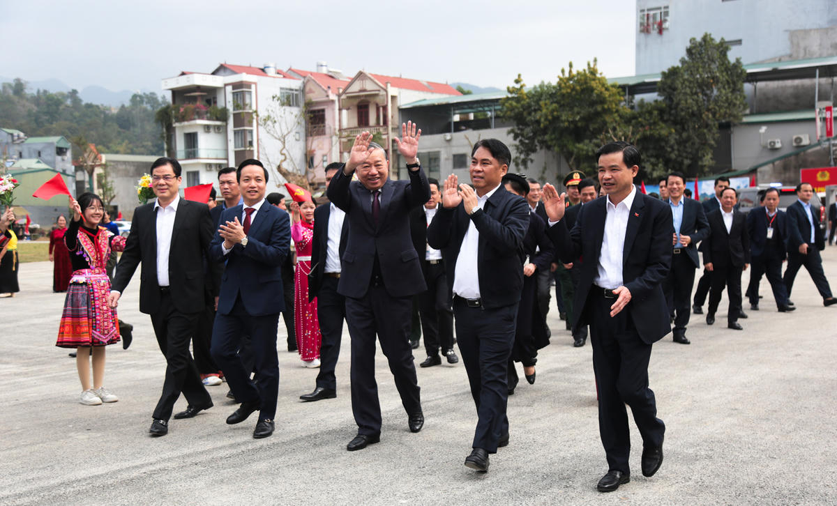 Tổng Bí thư Tô Lâm cùng các đồng chí lãnh đạo tỉnh Cao Bằng. Ảnh: Hân Nguyễn.