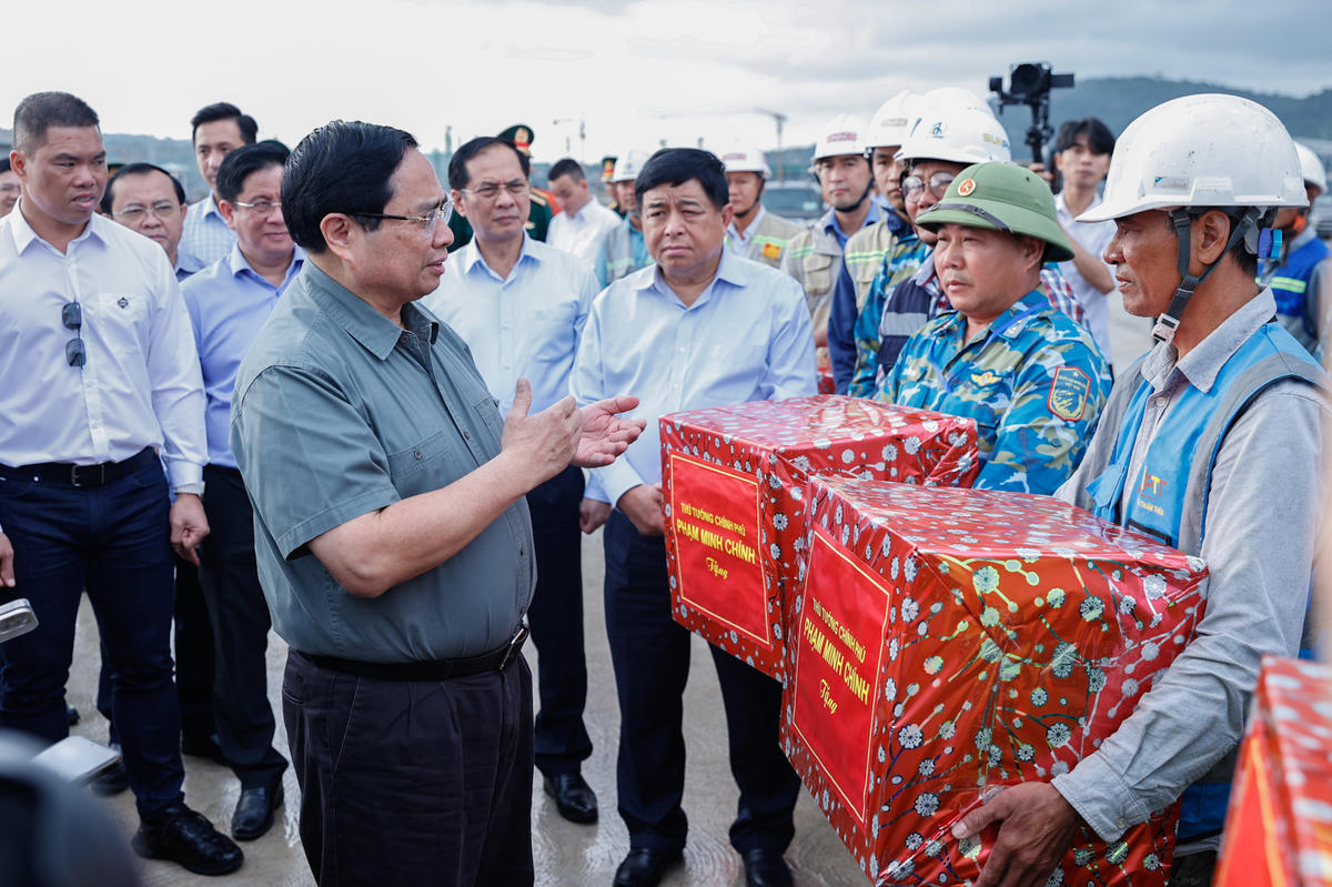 Thủ tướng Phạm Minh Chính tặng quà, động viên đội ngũ cán bộ, kỹ sư, công nhân trên công trường - Ảnh: VGP/Nhật Bắc