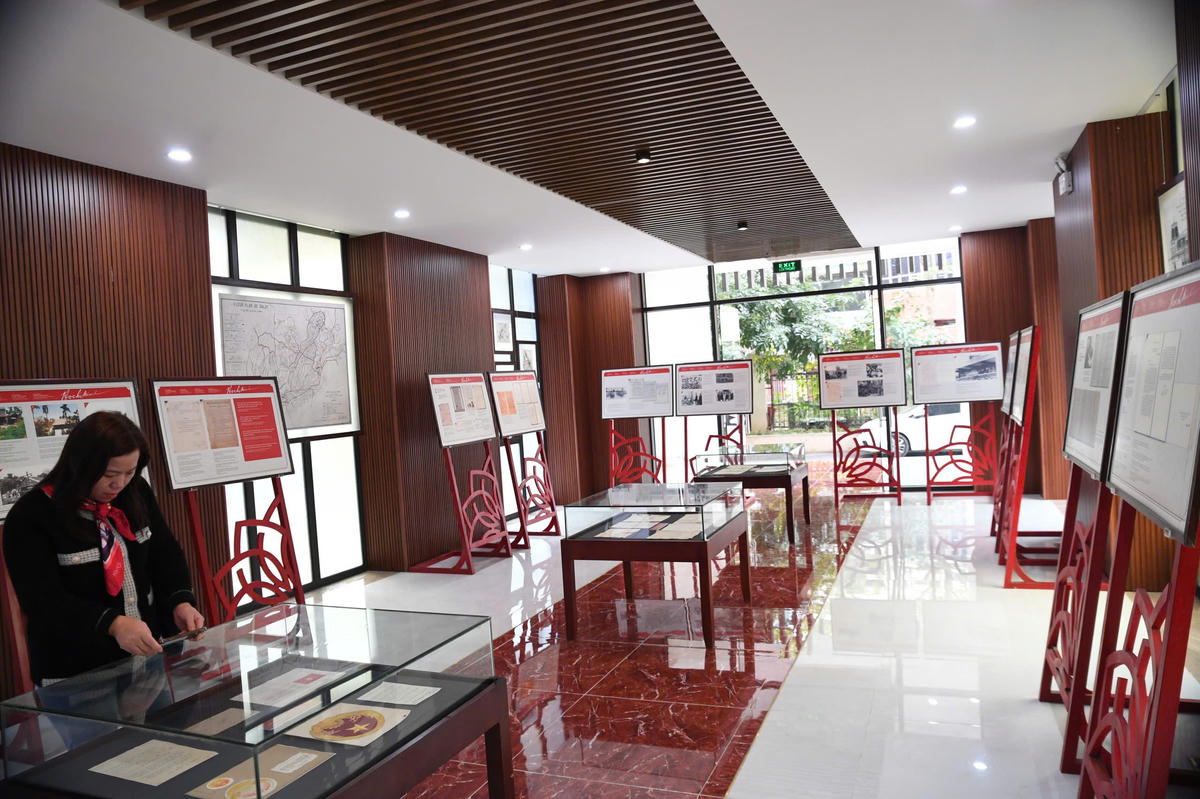 Không gian lịch sử ngành Lưu trữ Việt Nam được bố trí với mục đích tôn vinh hành trình hình thành và phát triển của nghề lưu trữ, cùng những thế hệ người làm lưu trữ đã lặng thầm gìn giữ, bảo vệ và trao truyền các di sản tư liệu, tài liệu lưu trữ quốc gia qua các thời kỳ. Ảnh: Phạm Sỹ.. 