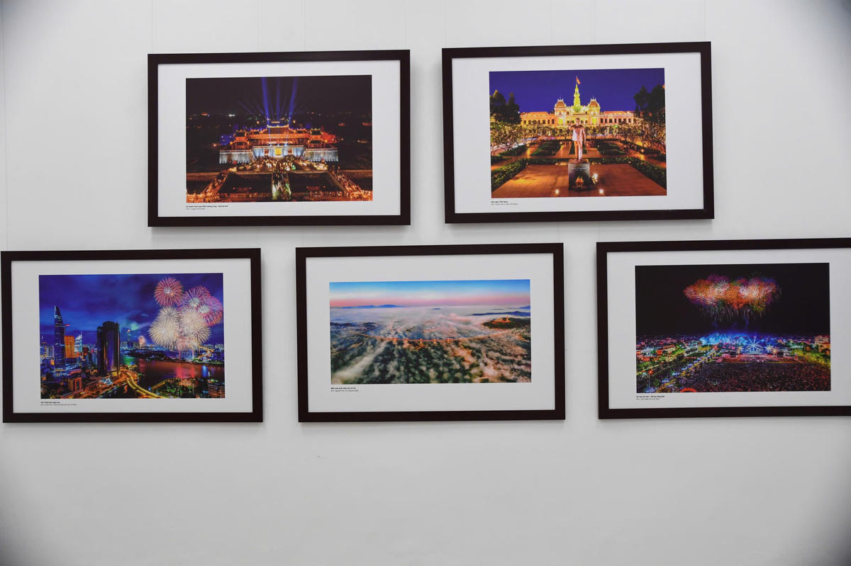 Đặc biệt, những hình ảnh về đất nước đang đổi mới, phát triển, vươn mình trong vận hội mới dưới sự lãnh đạo của Đảng, thể hiện rõ nét tinh thần “vì một nước Việt Nam hòa bình, độc lập, dân chủ, giàu mạnh, phồn vinh, văn minh, hạnh phúc”. Ảnh: Phạm Sỹ.