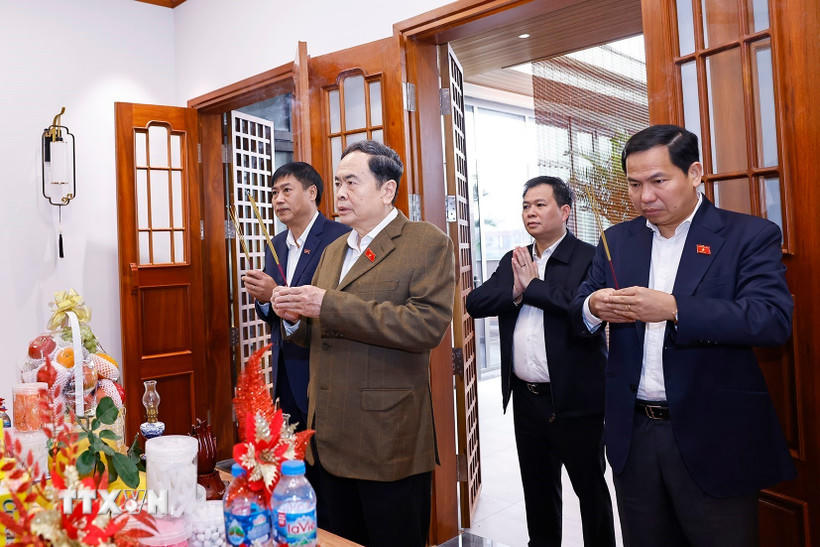 Chủ tịch Quốc hội Trần Thanh Mẫn thăm gia đình và dâng hương tưởng nhớ cố Tổng Bí thư, Chủ tịch Quốc hội Nguyễn Phú Trọng. (Ảnh: Doãn Tấn/TTXVN).