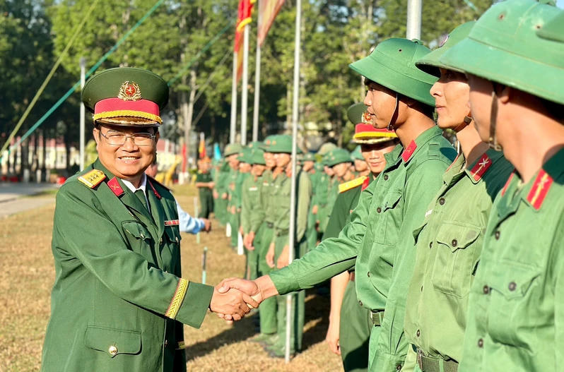 Thượng tá Huỳnh Sơn Mộng, Phó Sư đoàn trưởng Sư đoàn 5 chúc mừng các hạ sĩ quan, binh sĩ xuất ngũ hoàn thành nhiệm vụ trước khi trở về địa phương. Ảnh: Minh Duy/Báo QK7.